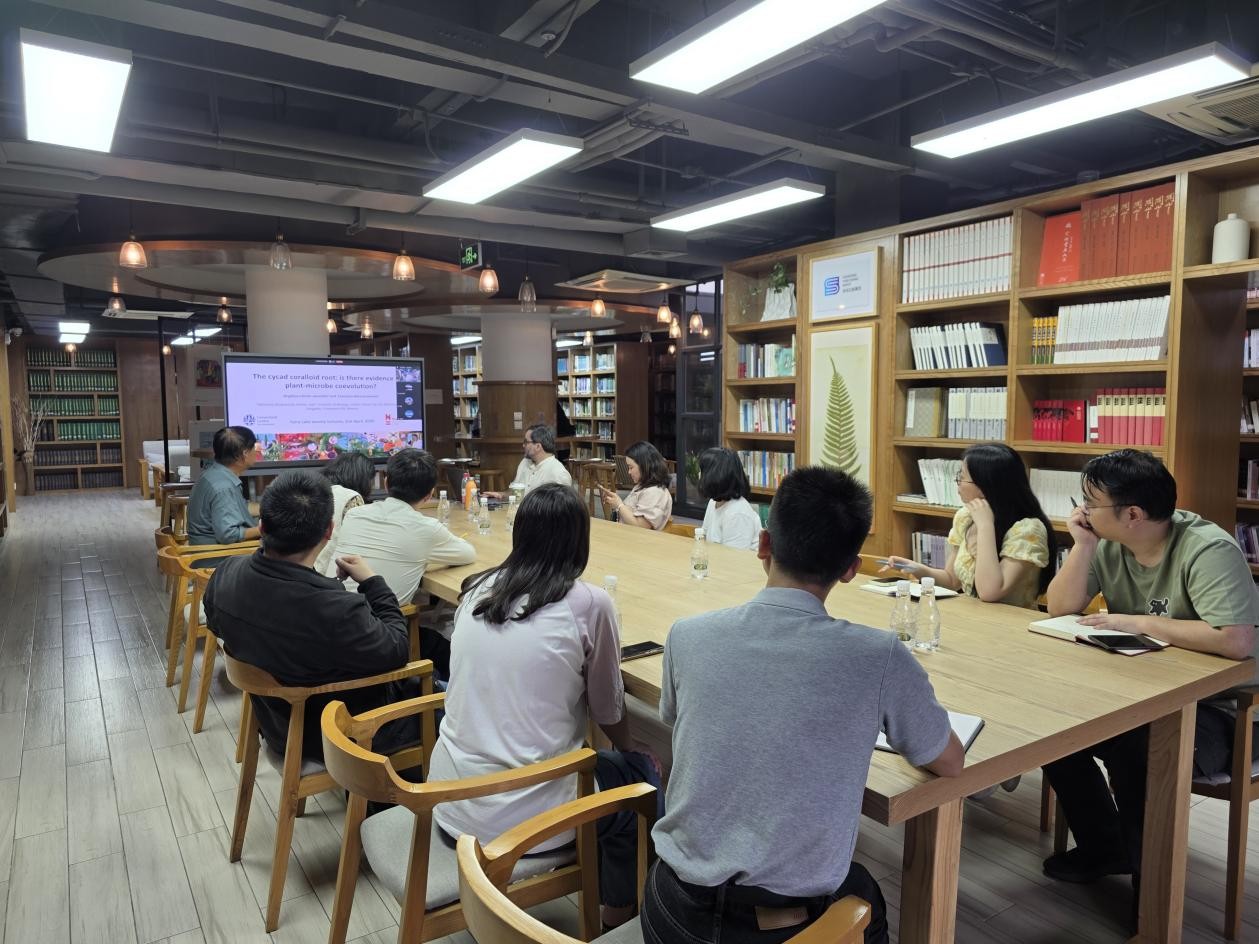 荷兰莱顿大学 Francisco Barona Gomez 副教授到访我园开展苏铁研究学术交流